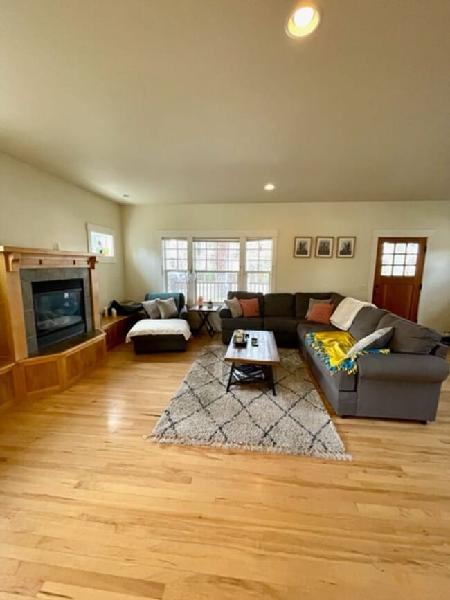 1690 N W Lepage Pl in Bend, OR - Building Photo - Building Photo