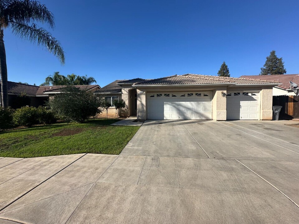 1590 E Waterford Ave in Fresno, CA - Foto de edificio