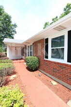 2155 Canterbury Dr in Florissant, MO - Foto de edificio - Building Photo