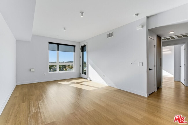 10601 Washington Blvd in Culver City, CA - Foto de edificio - Building Photo