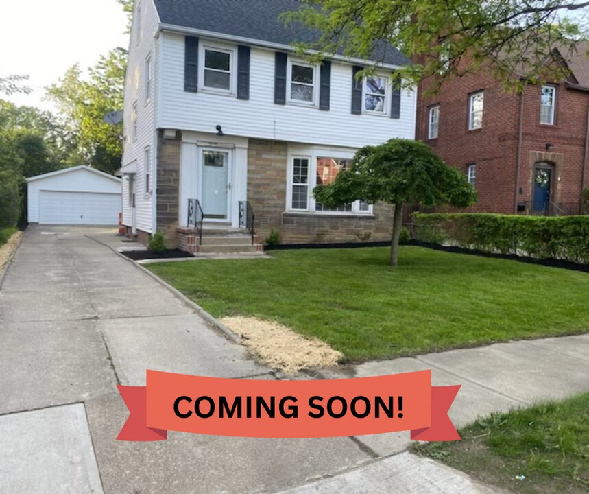3549 Grosvenor Rd in Cleveland Heights, OH - Building Photo