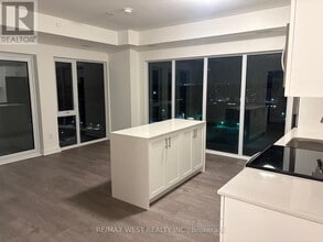 705 Davis Dr in Newmarket, ON - Building Photo - Building Photo