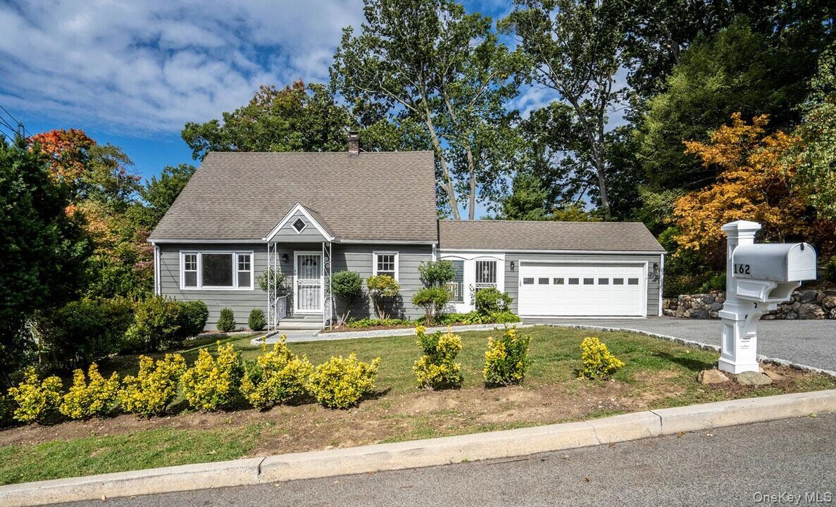 162 N Rd in White Plains, NY - Building Photo