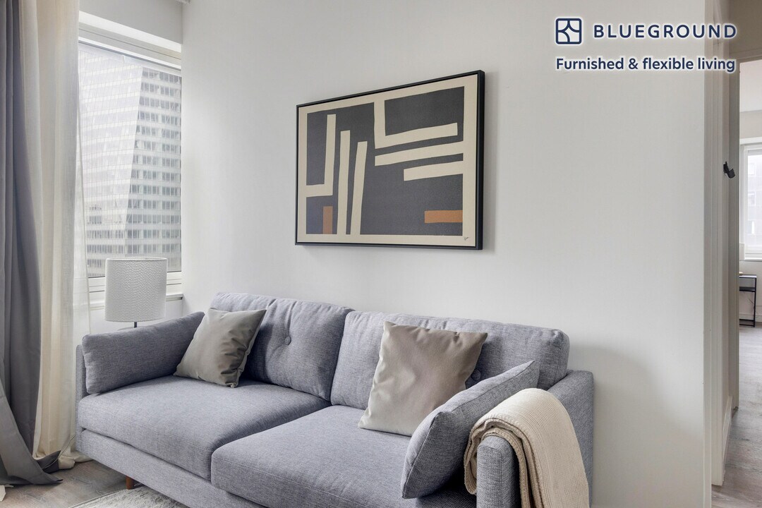 70 W 45th St in New York, NY - Building Photo