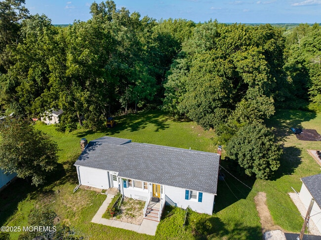 146 Millhurst Rd in Englishtown, NJ - Foto de edificio - Building Photo