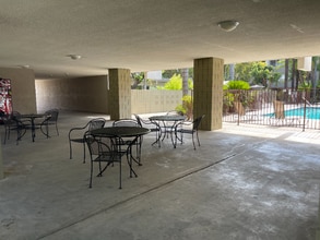 1590 W Palm Ln in Anaheim, CA - Foto de edificio - Building Photo