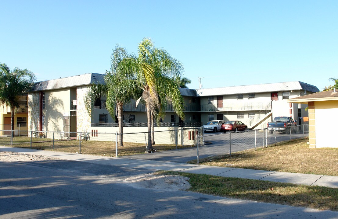 922 NW 1st Ave in Homestead, FL - Foto de edificio