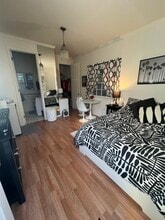 532 S Irving Blvd, Unit Garden Cottage in Los Angeles, CA - Foto de edificio - Building Photo