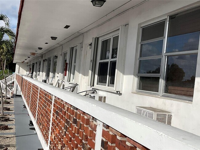 22 SE 3rd Terrace in Dania Beach, FL - Building Photo - Building Photo