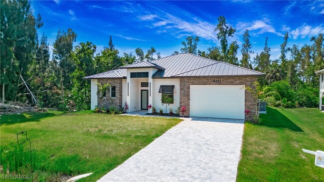 4111 Williams Rd in Estero, FL - Foto de edificio - Building Photo