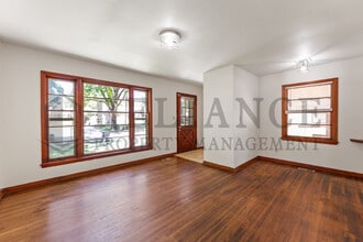 1932 S Parkwood Ln in Wichita, KS - Foto de edificio - Building Photo