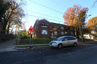 2803 Q St SE in Washington, DC - Building Photo - Building Photo