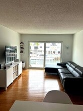 3522 NE 171 St in Miami, FL - Foto de edificio - Building Photo