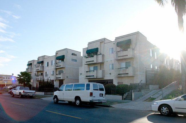 321 N Kenmore Ave in Los Angeles, CA - Foto de edificio - Building Photo