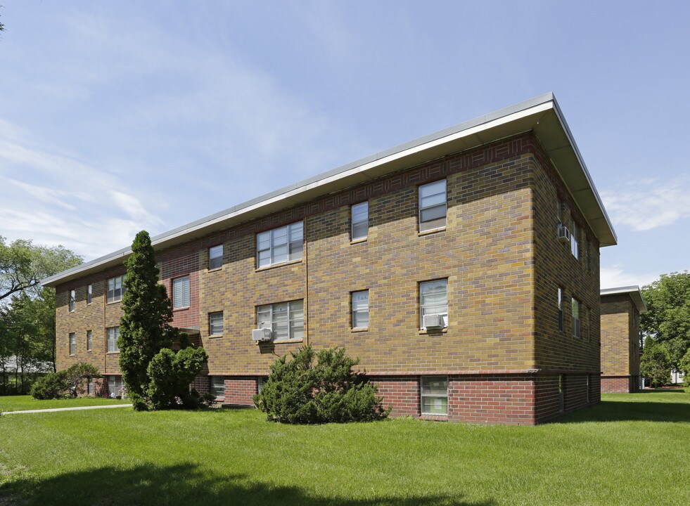 Madison Apartments in Anoka, MN - Building Photo