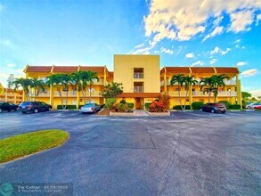 6700 Royal Palm Blvd in Margate, FL - Foto de edificio - Building Photo