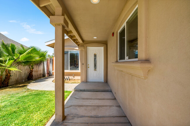 3455 Dwight Ave, Unit Bedroom 1 in Riverside, CA - Foto de edificio - Building Photo