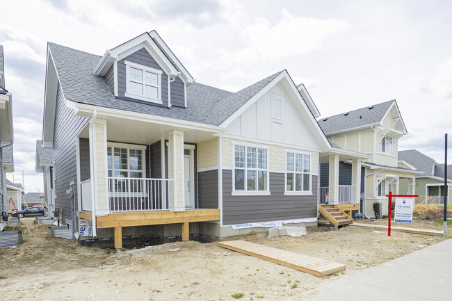 Drake Panding Villas in Okotoks, AB - Building Photo - Building Photo