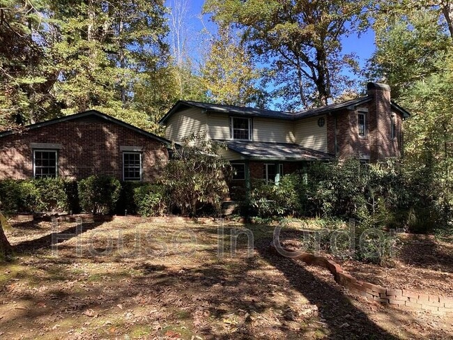 105 Campbell Dr in Flat Rock, NC - Building Photo - Building Photo