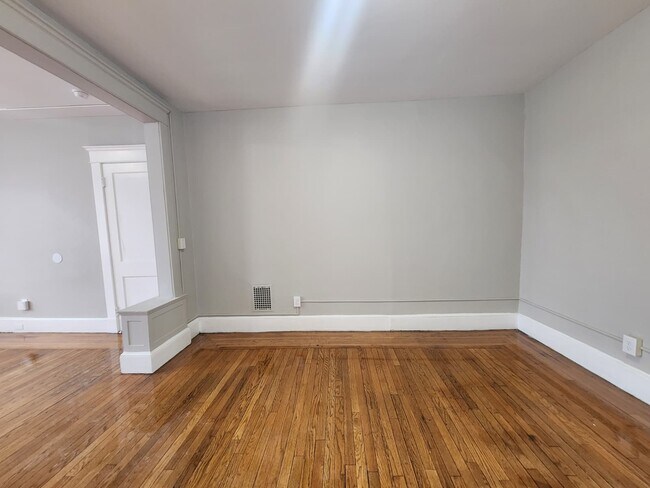 121 Greenwood St, Unit 2 in New Haven, CT - Building Photo - Building Photo