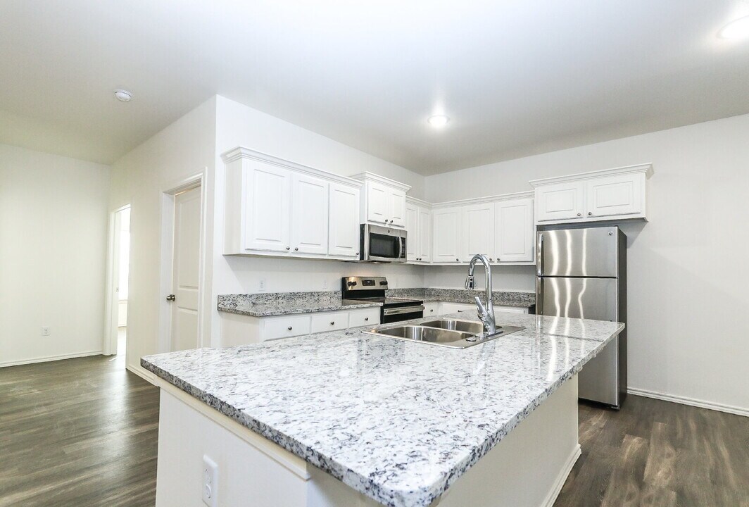 6921 20th St in Lubbock, TX - Building Photo