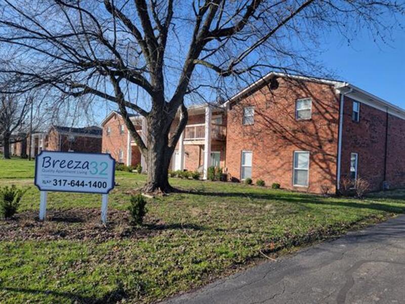 628 Wooddale Terrace in Greenwood, IN - Foto de edificio