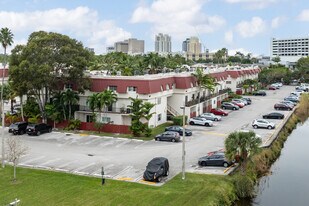 Villas of Pinecrest in Pinecrest, FL - Building Photo