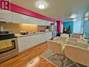 6 Elmhurst Dr in Toronto, ON - Building Photo - Building Photo