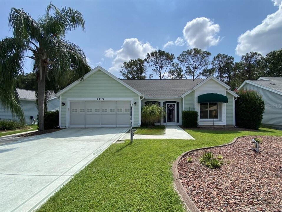 1115 Del Toro Dr in Lady Lake, FL - Building Photo