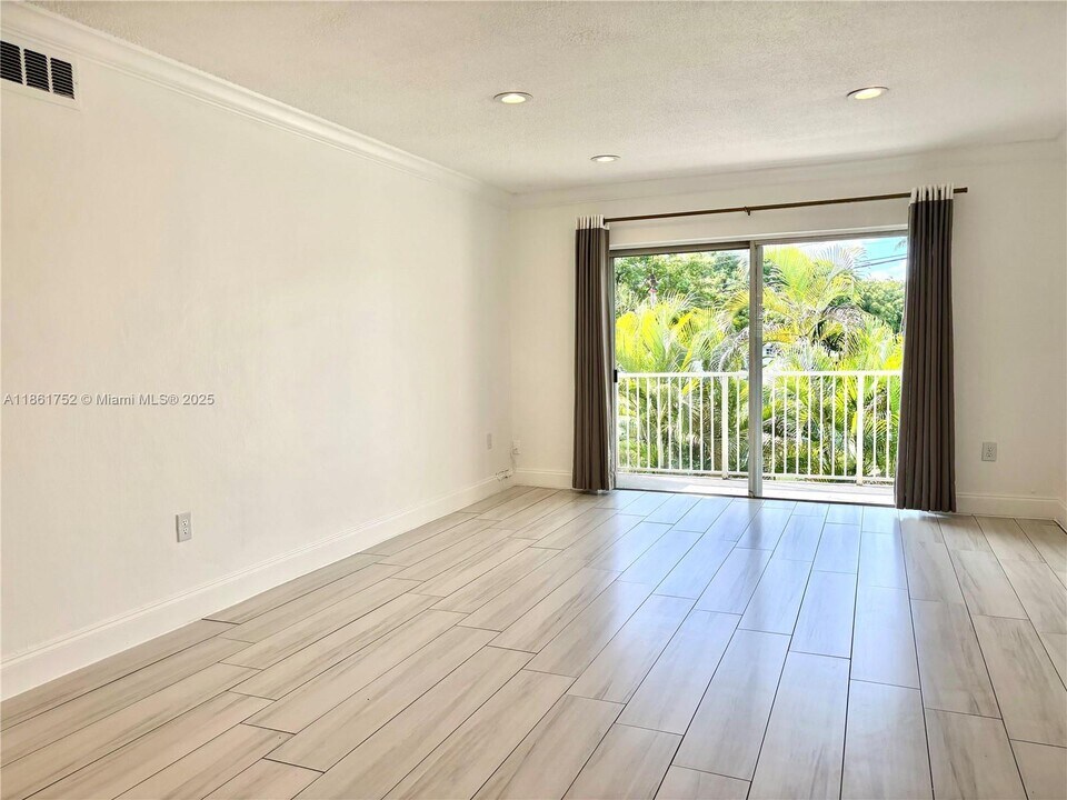 7300 SW 82nd St in Miami, FL - Building Photo