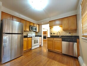 7555 N Oakley Ave in Chicago, IL - Building Photo - Building Photo