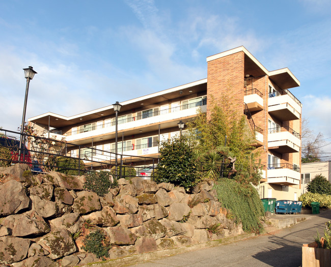 Casabel Apartments in Seattle, WA - Building Photo - Building Photo