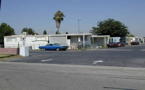 Starlite Mobile Lodge in Fontana, CA - Foto de edificio - Building Photo