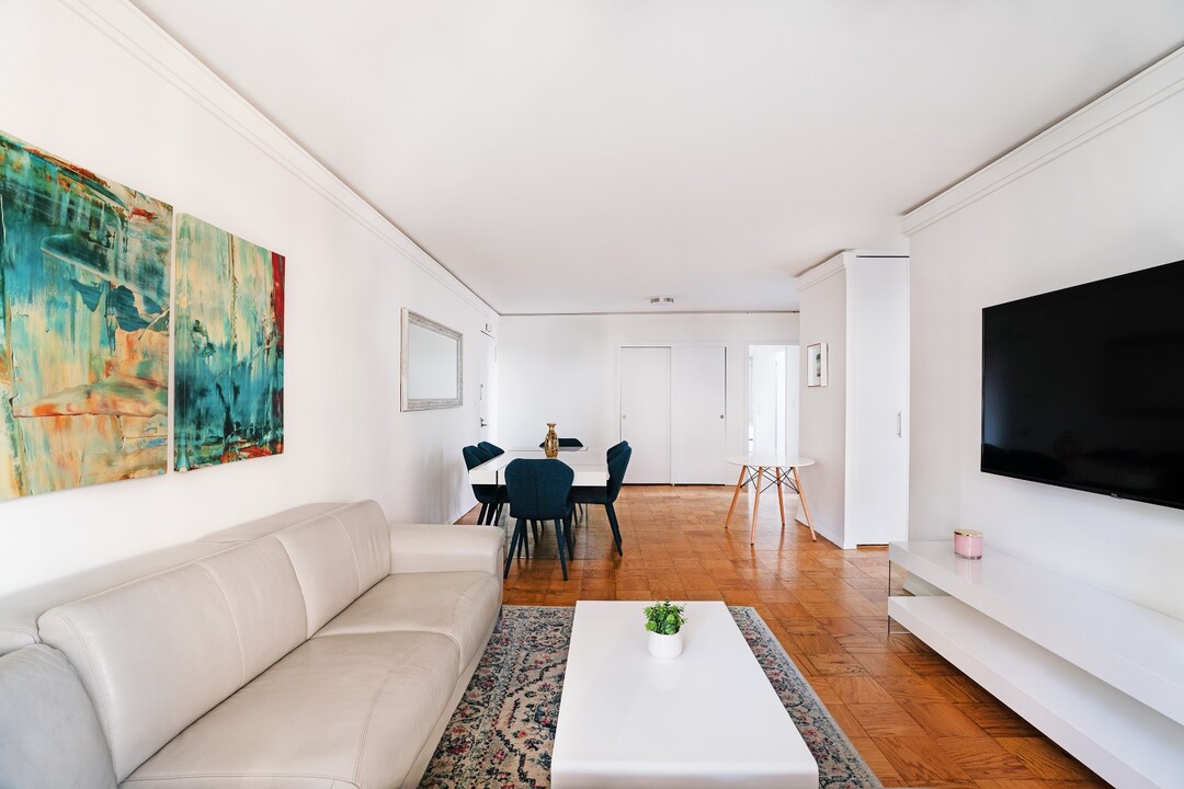230 W 55th St in New York, NY - Building Photo