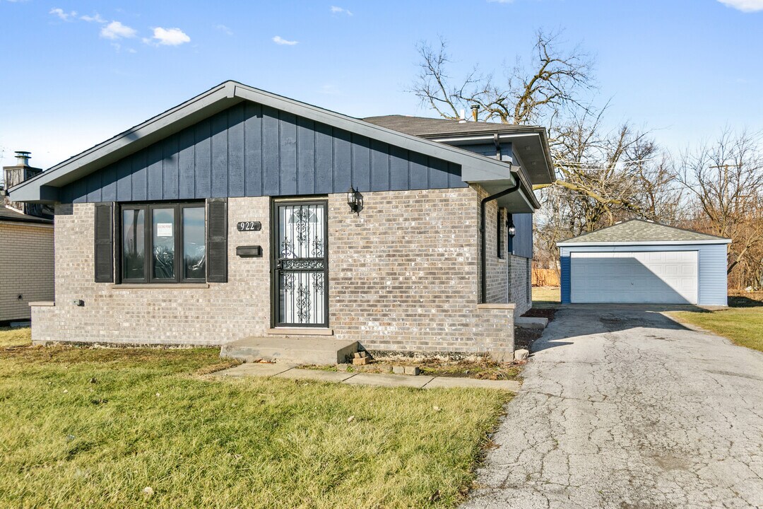 922 E 155th St in Phoenix, IL - Building Photo