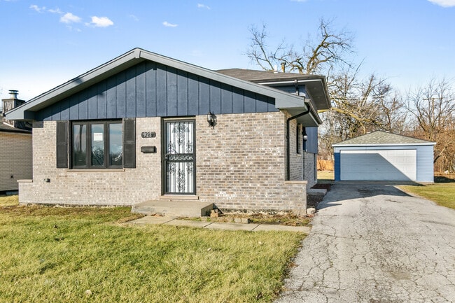 property at 922 E 155th St