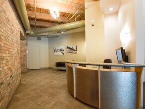 225 W Huron St in Chicago, IL - Foto de edificio - Building Photo