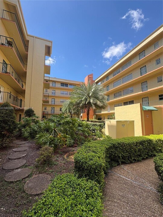 4525 W 20th Ave in Hialeah, FL - Building Photo