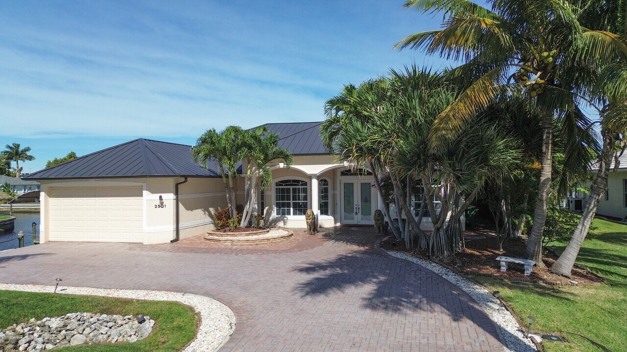 2501 SE 19th Pl in Cape Coral, FL - Building Photo