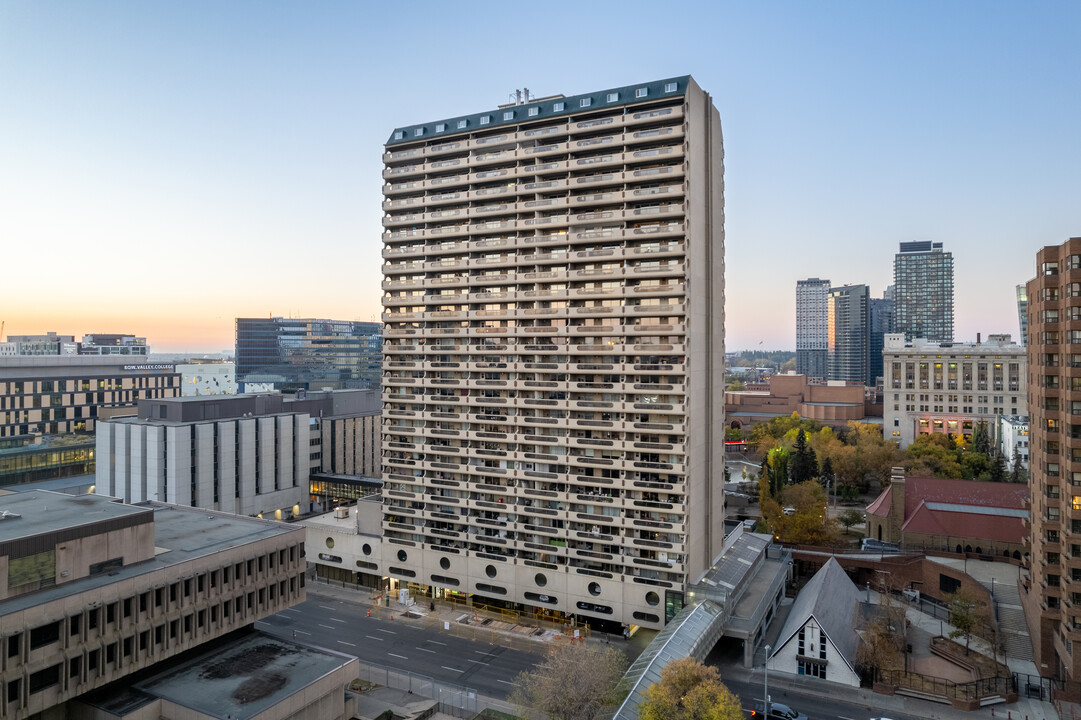 Rocky Mountain Court in Calgary, AB - Building Photo