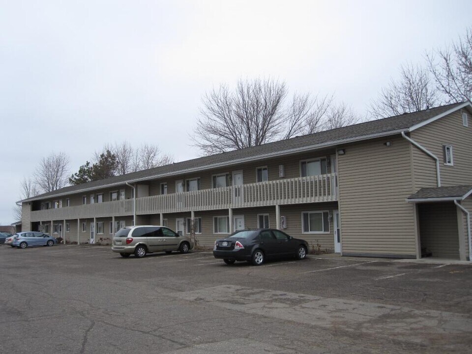 1380 Heritage Dr in New Richmond, WI - Building Photo
