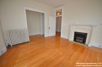 1822 Beacon St, Unit 2 in Brookline, MA - Foto de edificio - Building Photo