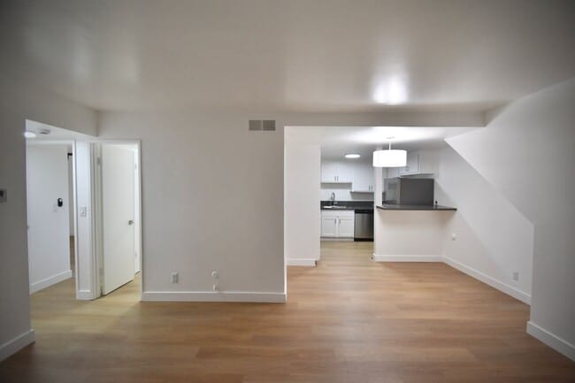 12015 Burbank Blvd, Unit 02 in Los Angeles, CA - Foto de edificio - Building Photo