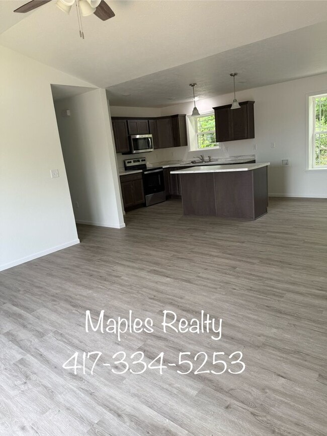 414 Walnut St in Hollister, MO - Building Photo - Building Photo
