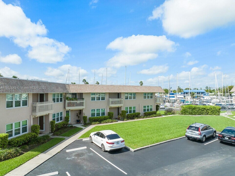 349 Gulfstream Rd in Dania Beach, FL - Building Photo