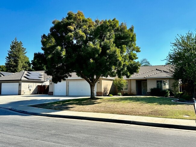 5610 Charleville Ln in Bakersfield, CA - Foto de edificio - Building Photo