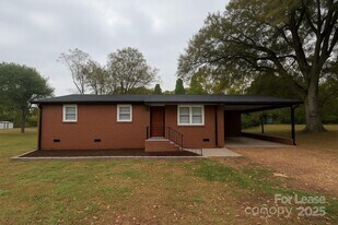 1222 Long Shoals Rd in Lincolnton, NC - Building Photo