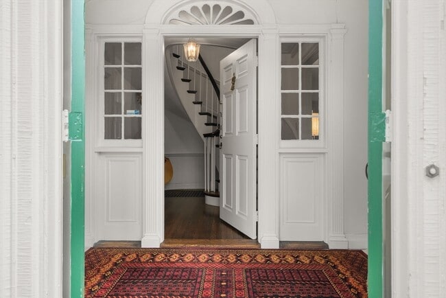 4 Gray Gardens W in Cambridge, MA - Building Photo - Building Photo