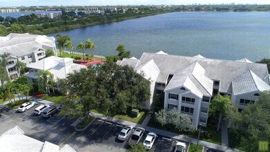 2811 N Oakland Forest Dr in Oakland Park, FL - Building Photo - Building Photo