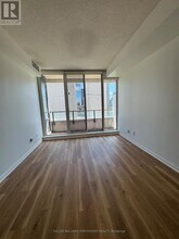 111 Elizabeth St in Toronto, ON - Building Photo - Building Photo